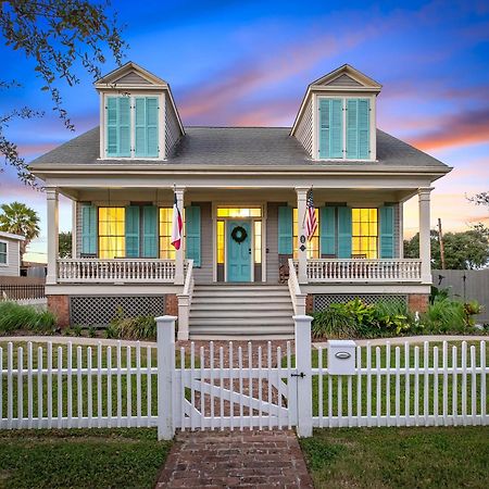 Historic 1871 Coastal Breeze With Heated Pool - Restoring Galveston Villa Exteriör bild
