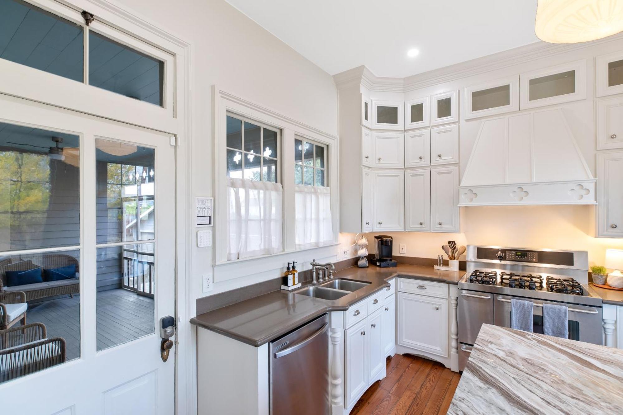 Historic 1871 Coastal Breeze With Heated Pool - Restoring Galveston Villa Exteriör bild