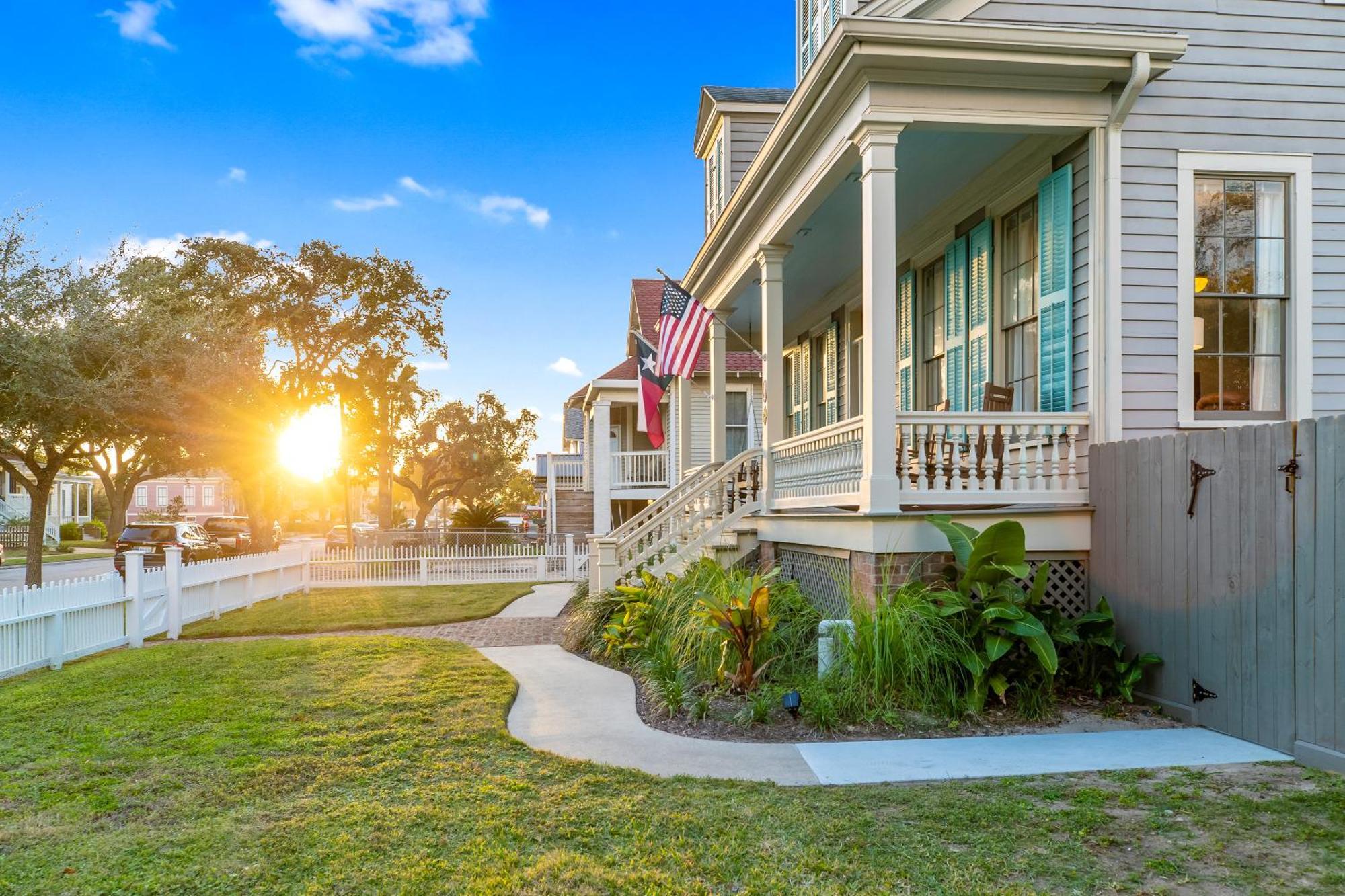 Historic 1871 Coastal Breeze With Heated Pool - Restoring Galveston Villa Exteriör bild